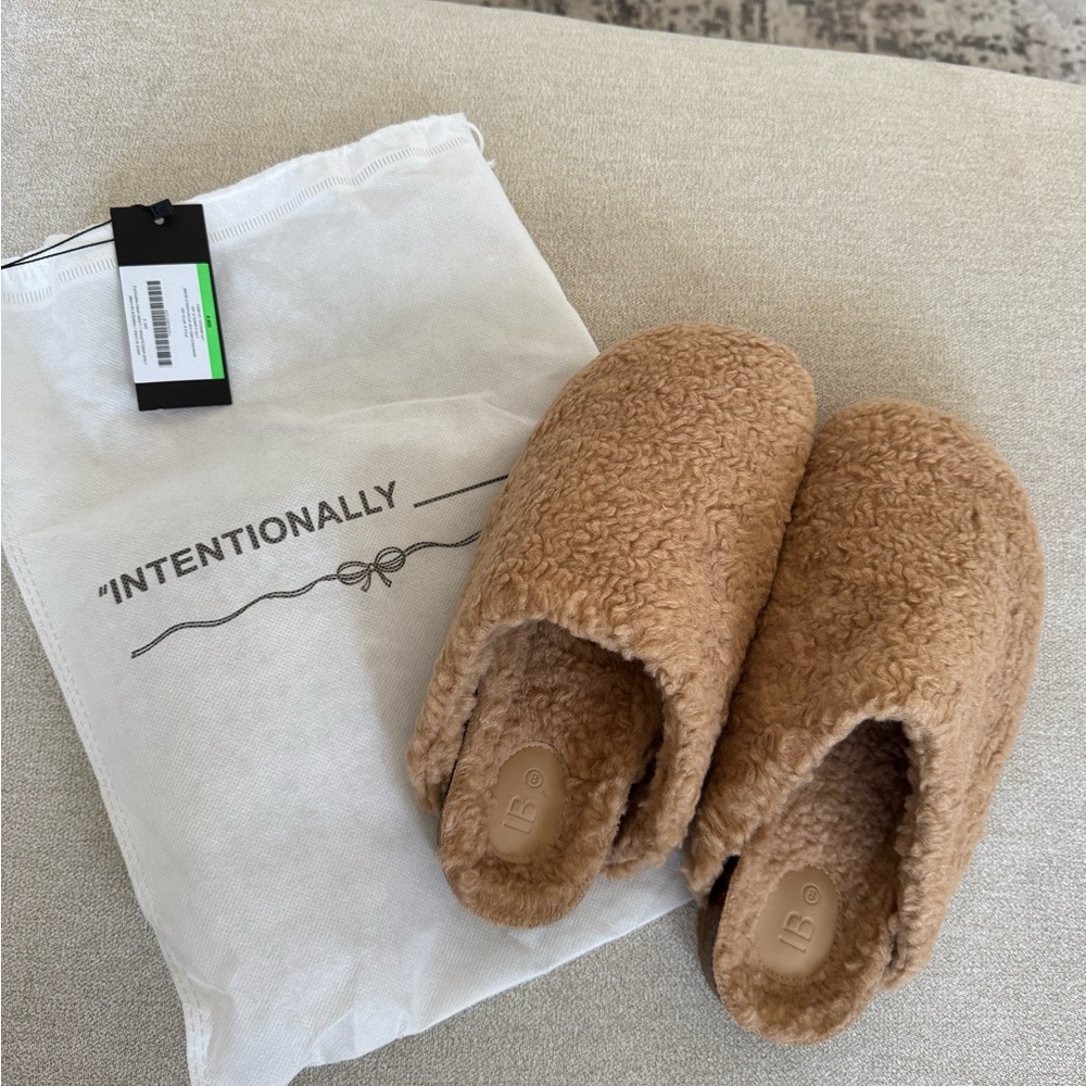 INTENTIONALLY BLANK Cozy Teddy Sherpa Clog Slippers in Camel NWT